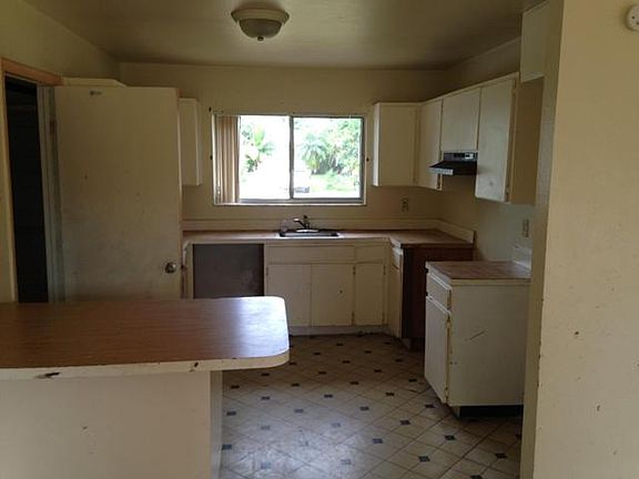 2nd image of 674 SW Belmont Cir