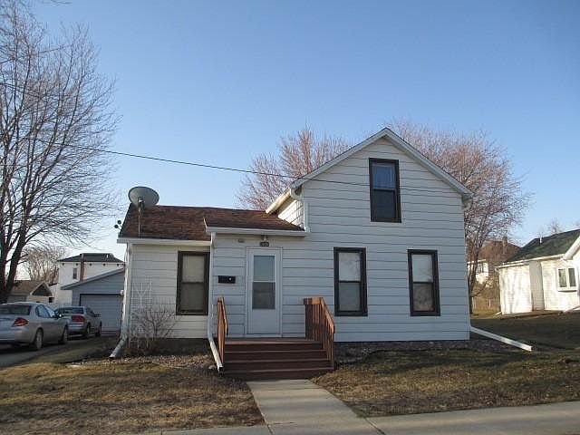 1st image of 604 3rd Ave NW