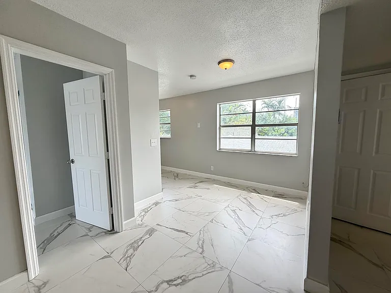 915 NE 8th St #202 — Photo 3