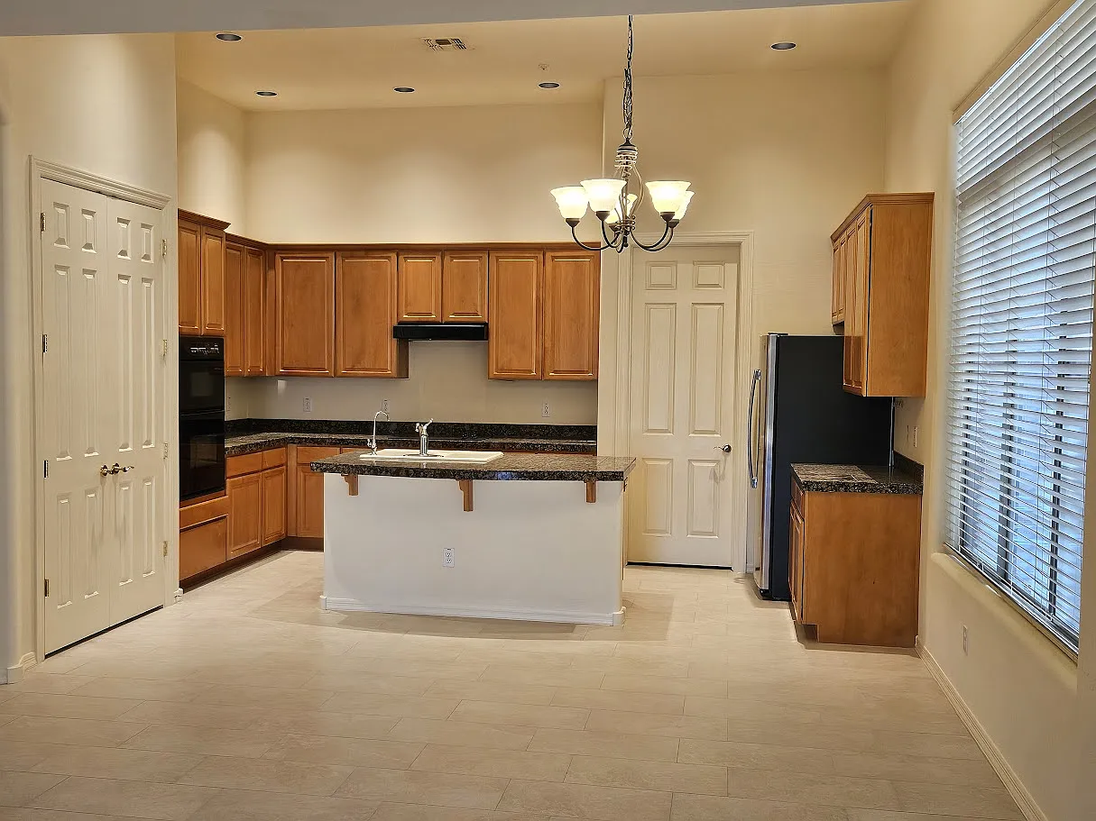3 bed, 2423 sqft, $3,950 — Photo 2