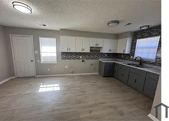 3 bed, $1,400 — Photo 2