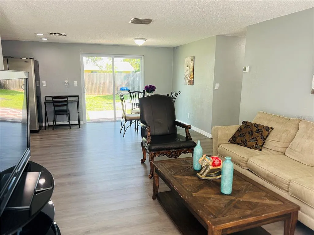 2 bed, 1.0 bath, 861 sqft, $1,650 — Photo 4