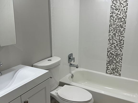 4th image of 320 SE 11th Ave APT 204