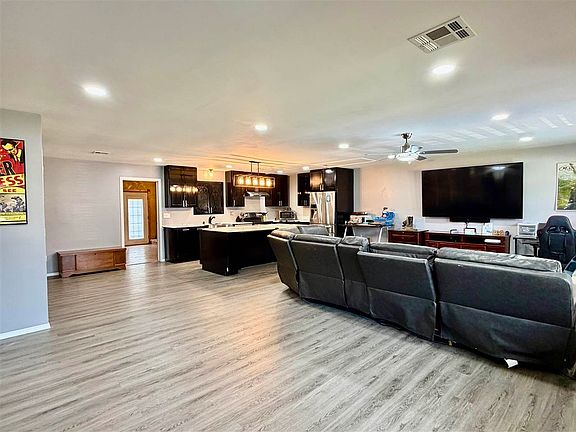 3rd image of 119 Wheatheart Dr