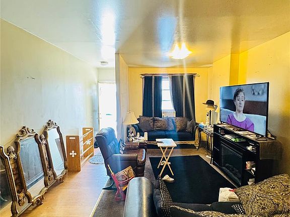 3rd image of 175 W Pine St