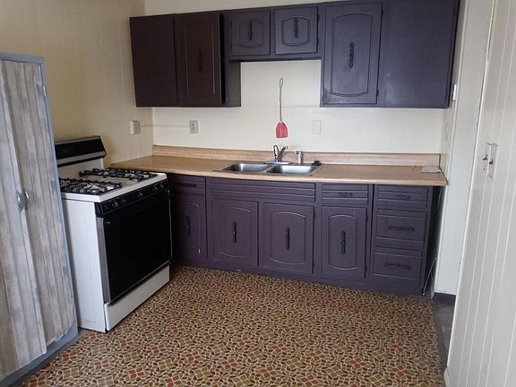 5th image of 1018 Marshall St S Floor 1