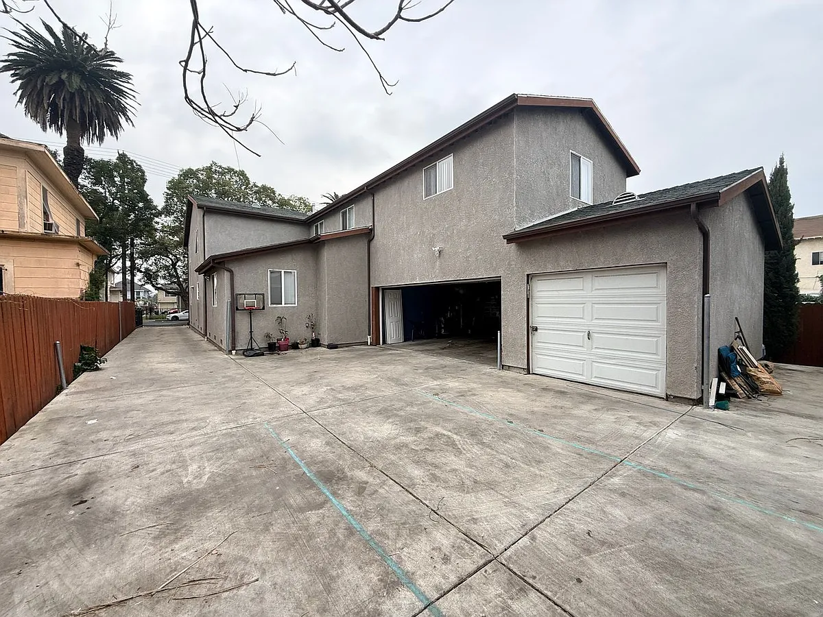Building Photo - 145 E 36th St