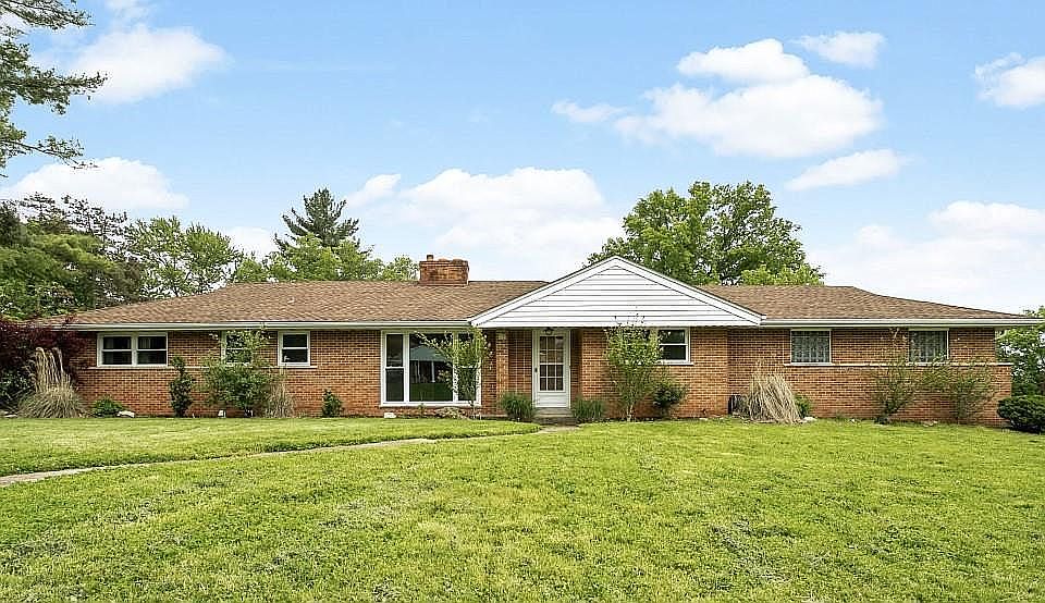 1st image of 17 Grand Circle Dr