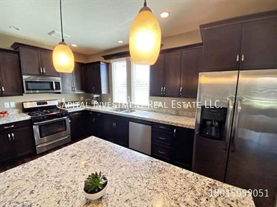 Daybreak townhome with all amenities included! — Photo 3