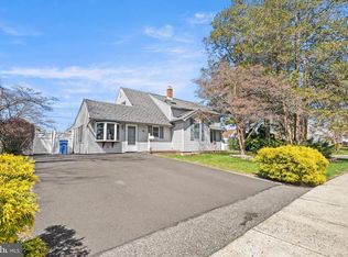 85 Goldenridge Dr, Levittown, PA