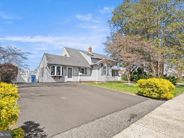 85 Goldenridge Dr, Levittown, PA 19057