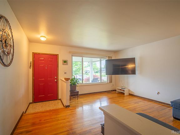 5th image of 27131 Evelyn Ave