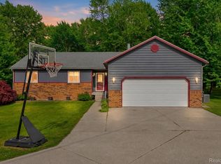 3176 Yorkshire Dr, Port Huron, MI 48060