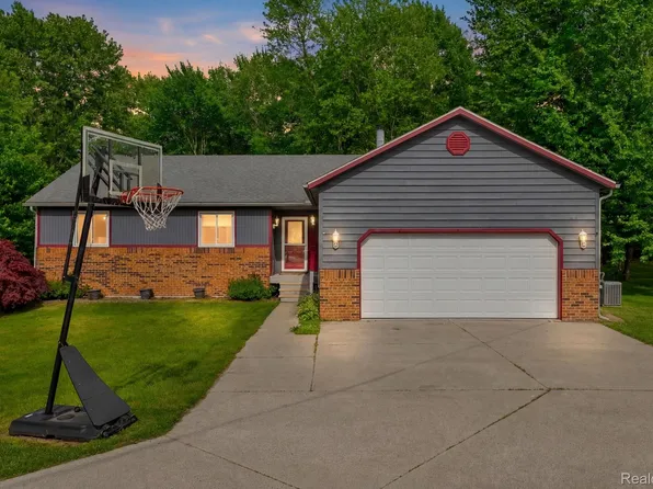 3176 Yorkshire Dr, Port Huron, MI 48060