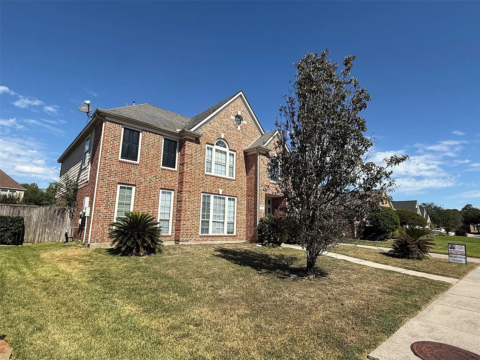 4 bed, 3.5 bath, 3947 sqft, $3,500 — Photo 3