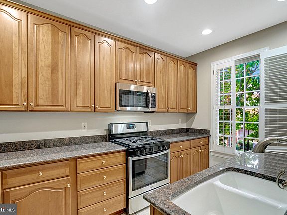 5th image of 1210 Roundhouse Ln