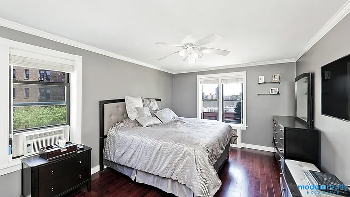 Sold by Moda Realty | media 19