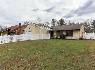 63 Pinewood Ln, Sicklerville, NJ 08081