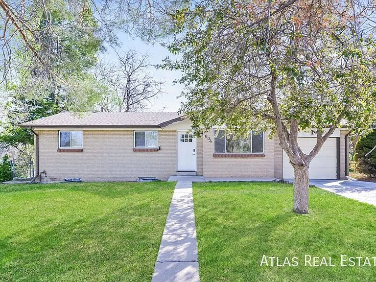 604 S Quentin St — Photo 1