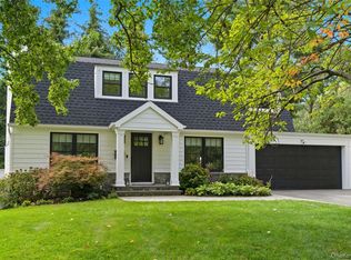 17 Entrance Road, East Hills, NY 11577