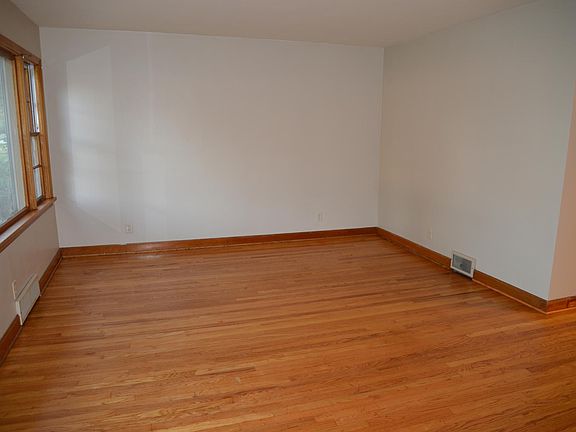 Living room (View 2)