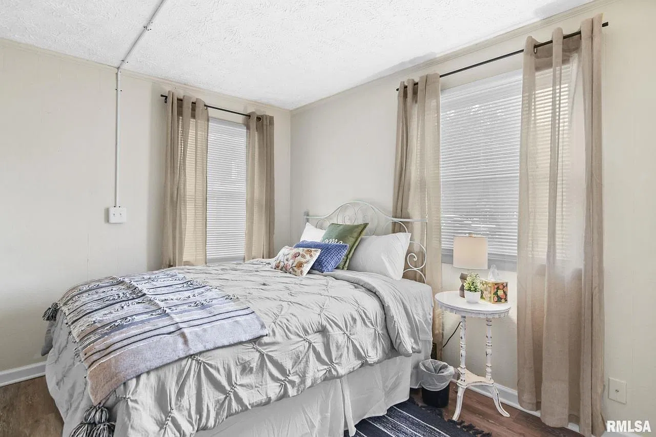Fully Furnished, Tastefully Appointed 2-Bedroom Home — Photo 2