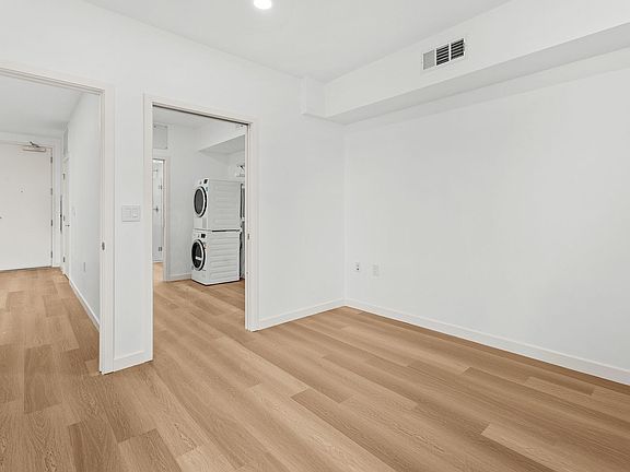 3rd image of 1233 S Dunsmuir Ave #204