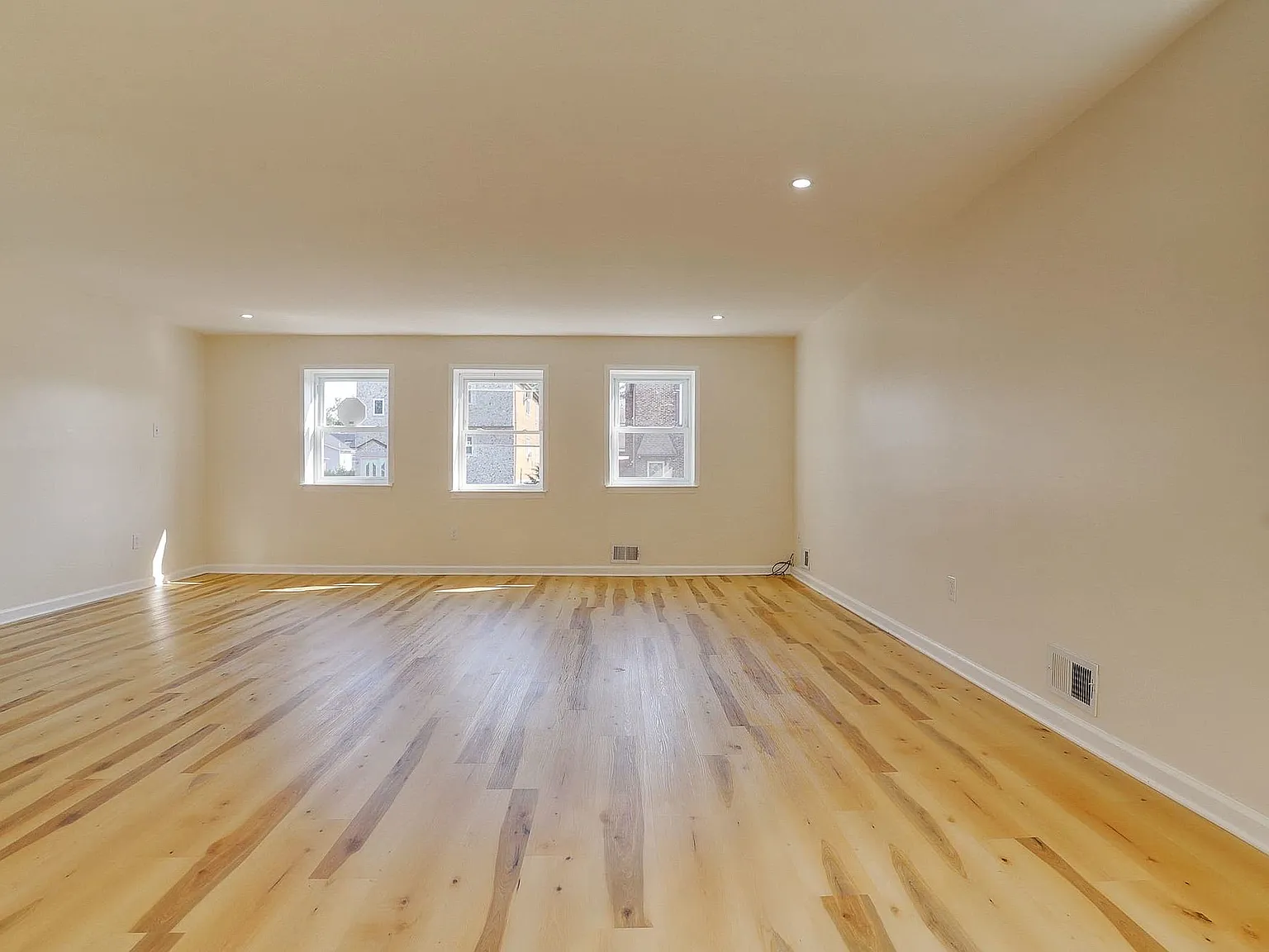 3 bed, 1300 sqft, $2,700 — Photo 3