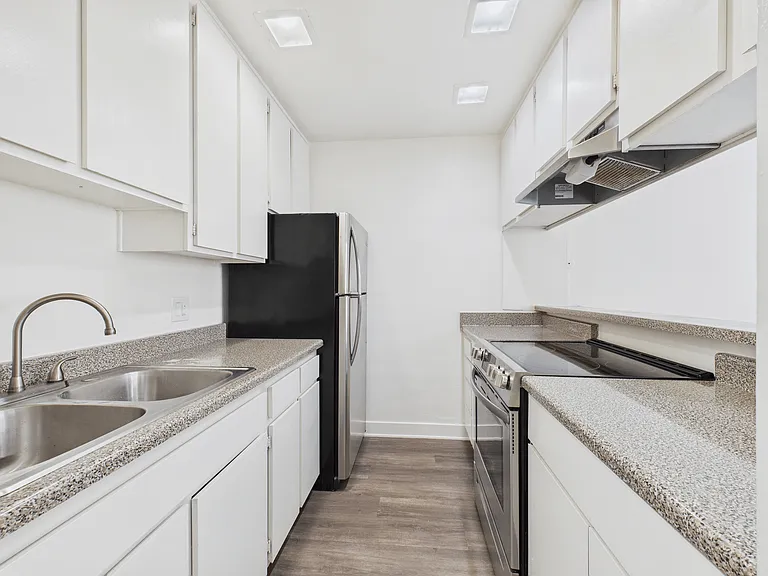 Executive House Apartments — Photo 20