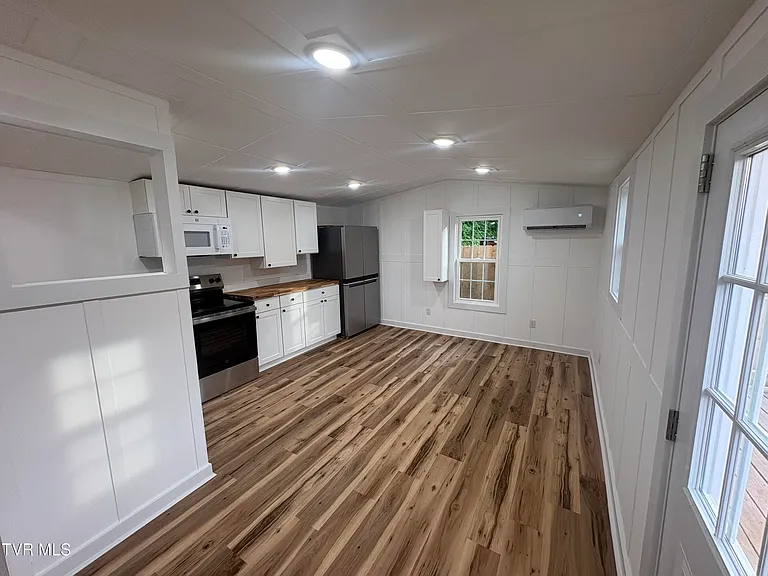 205 Polly Erwin Rd — Photo 2
