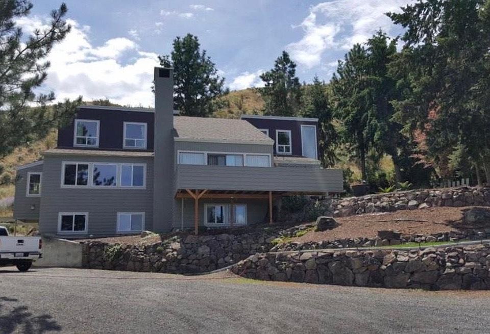 Front of the entire house (apartment is in through the bottom windows)