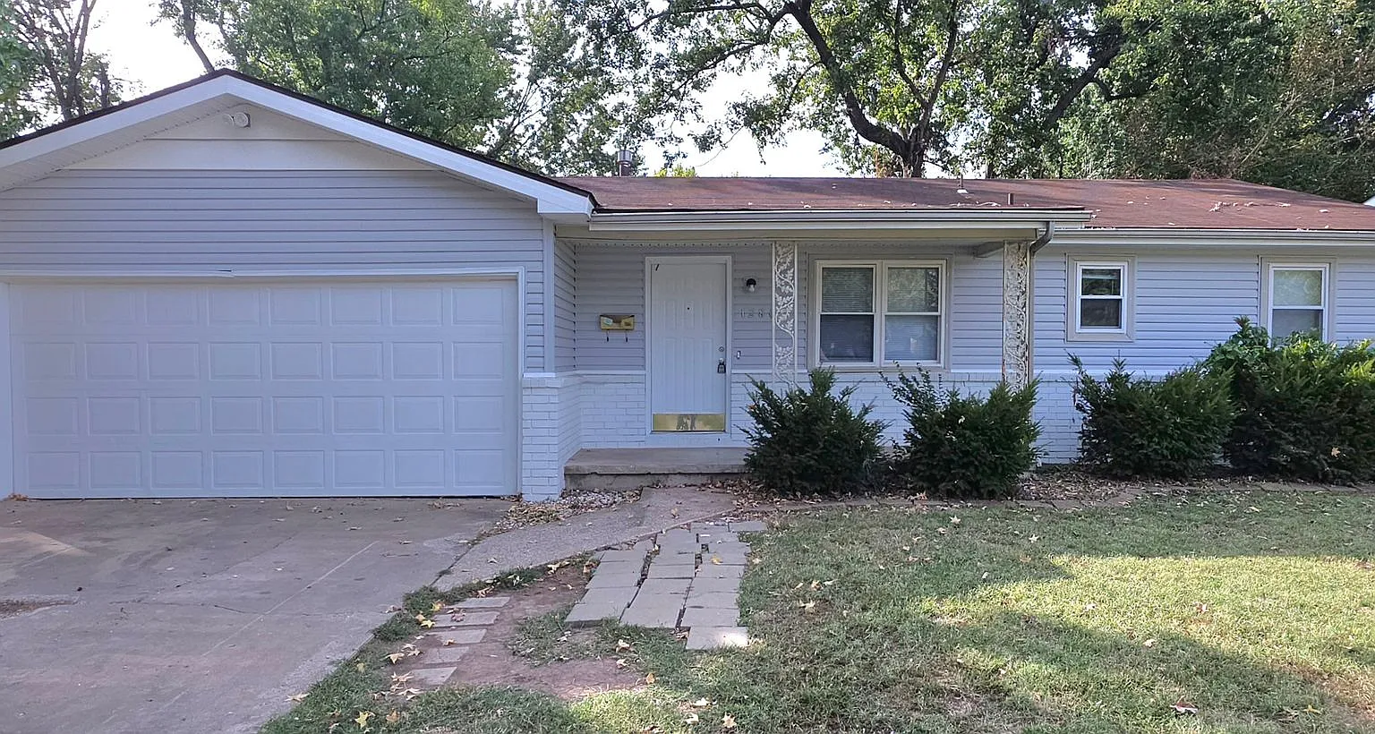 3 Bedroom home Close to Mall! $1395! — Photo 1