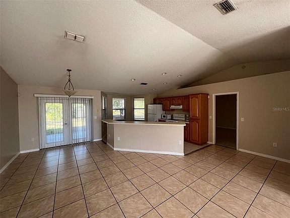 5th image of 733 Pelican Ct