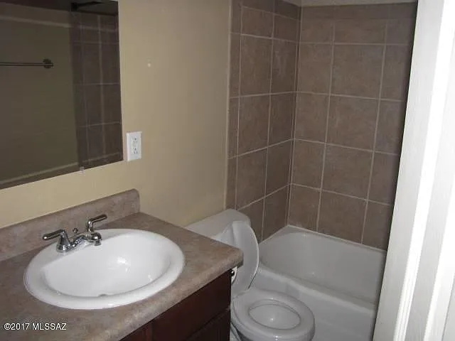 2 bed, 1.0 bath, 816 sqft, $1,100 — Photo 3