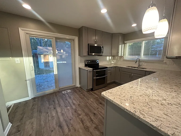1210 Kenilworth Pl — Photo 5