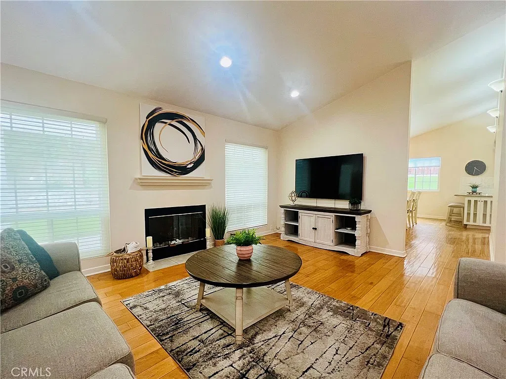 4 bed, 1956 sqft, $6,295 — Photo 4