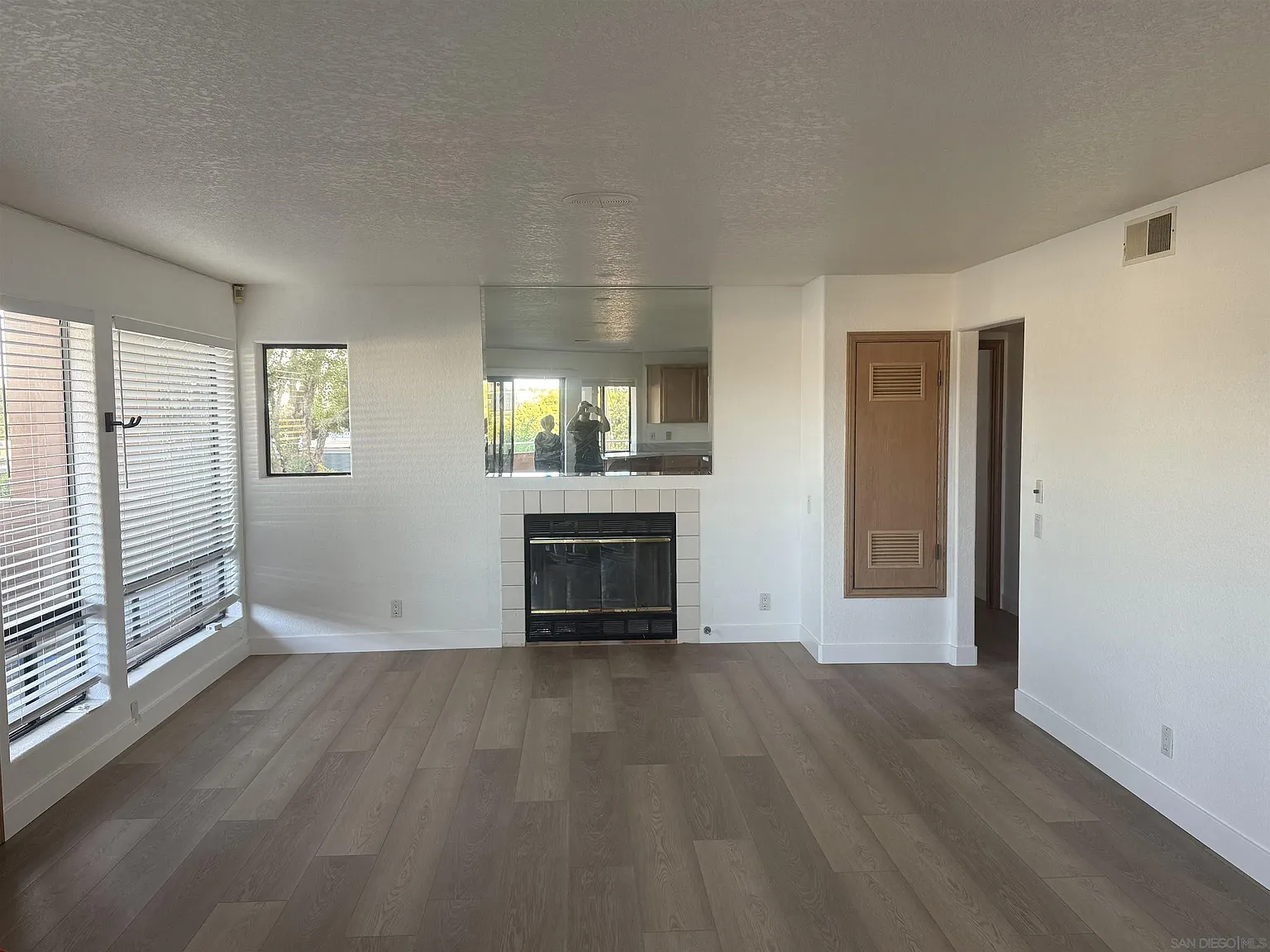 3 bed, 2.0 bath, 1450 sqft, $5,300 — Photo 2