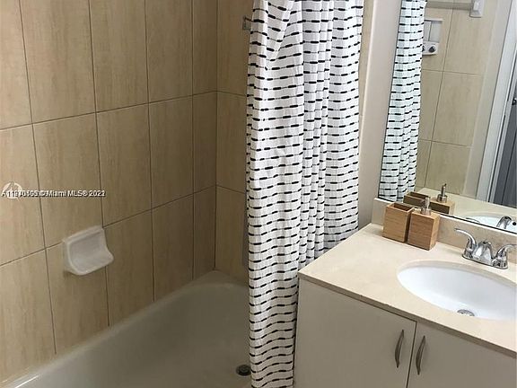 5th image of 1750 N Bayshore Dr APT 3507