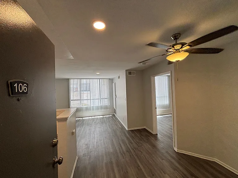 314 South Manhattan Place — Photo 43