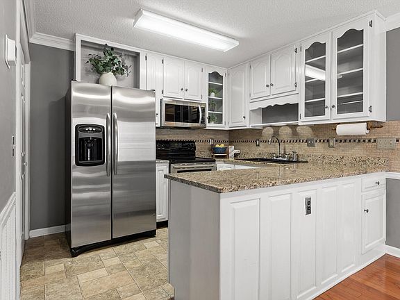 3rd image of 631 Westview Rd