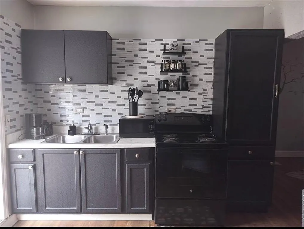 2 bed, 1.0 bath, 1517 sqft, $1,700 — Photo 3