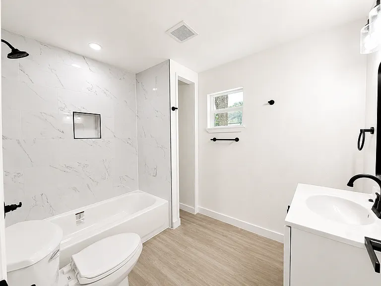 2302 Leacrest Dr — Photo 5