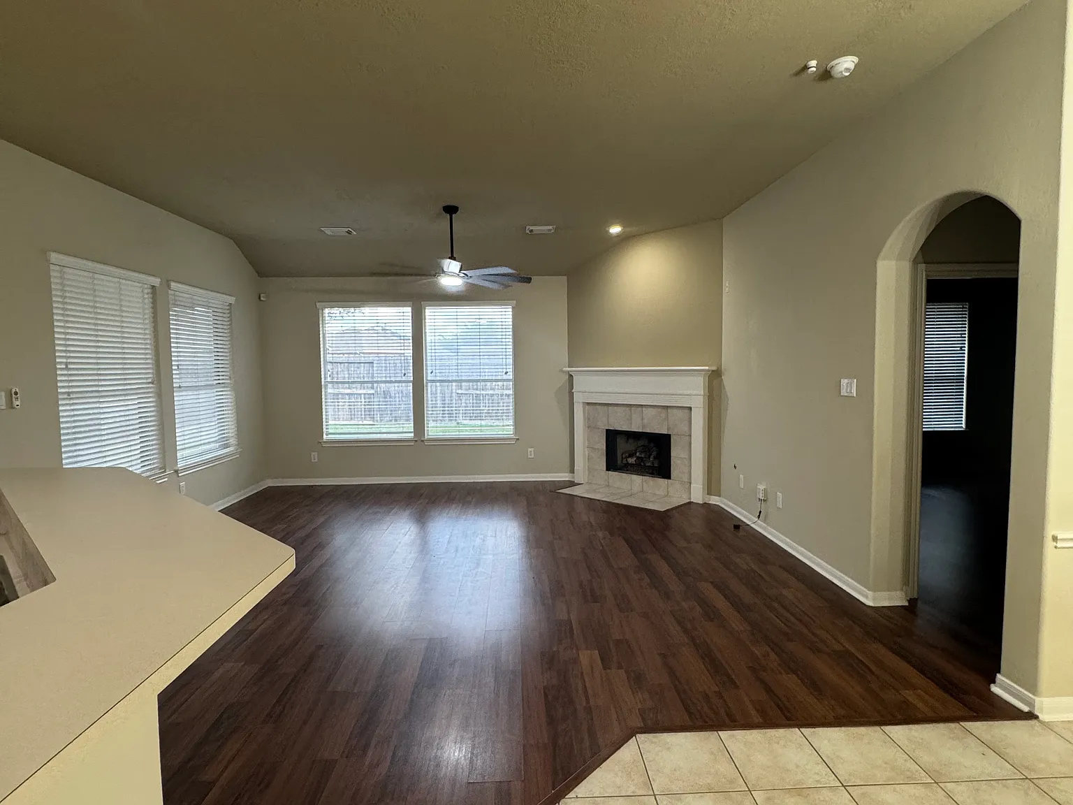 3 bed, 1949 sqft, $2,300 — Photo 4