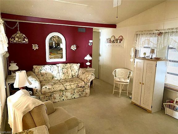 4th image of 948 Palm Dr #275
