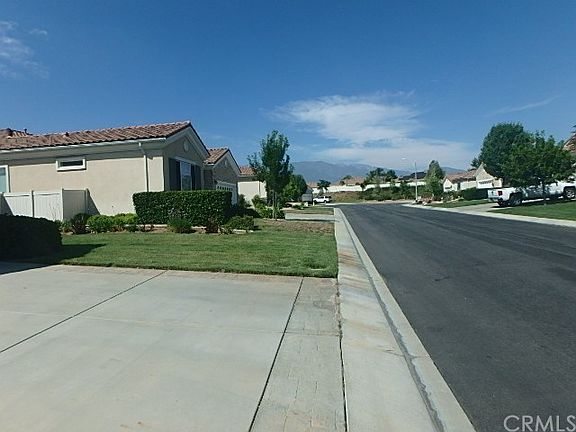 Looking down the cul-de-sac from the driveway.