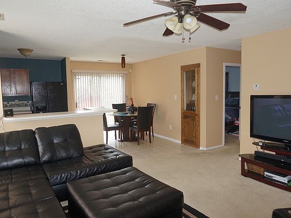 Living room/dining area