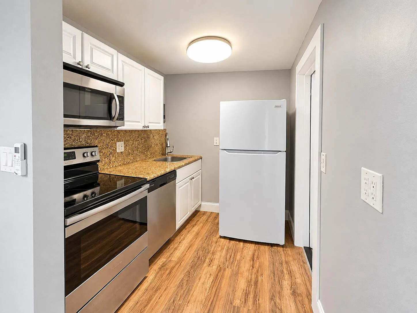 1 bed, 1.0 bath, 260 sqft, $1,300 — Photo 2