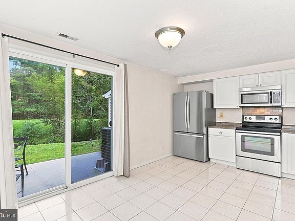 5th image of 21 Waterview Ct