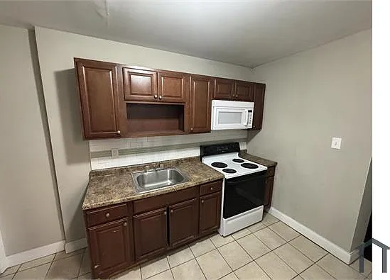 2 bed, 900 sqft, $1,300 — Photo 2
