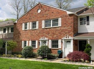 158 Village Dr, Hauppauge, NY 11788